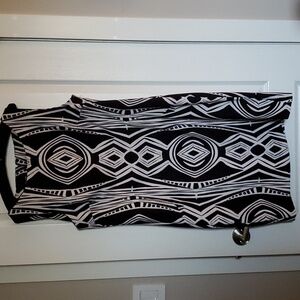 Jones New York sleeveless shift dress size 14 and a stone and black color.